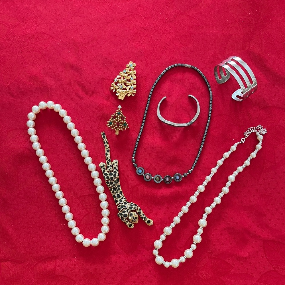 Elegant Pearl and Gold Jewelry Set